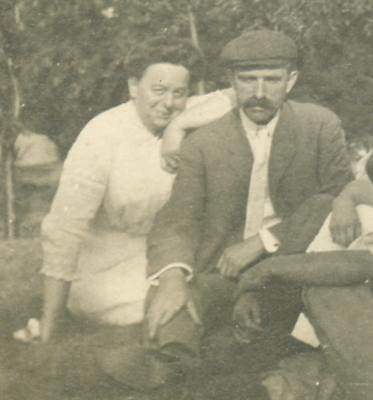 Closeup of Mayme and Sigurdt Qvale, August 27, 1909; all others unknown.