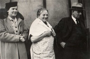 Mary Stimler (n&eacute;e Kampa) in center, possible Kampas on sides.