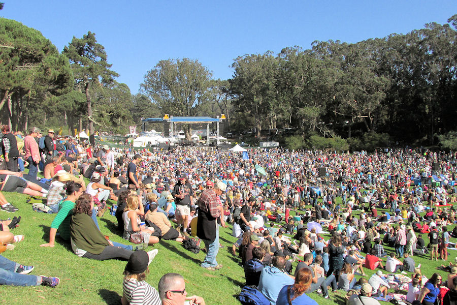 Crowd at the Towers of Gold Stage