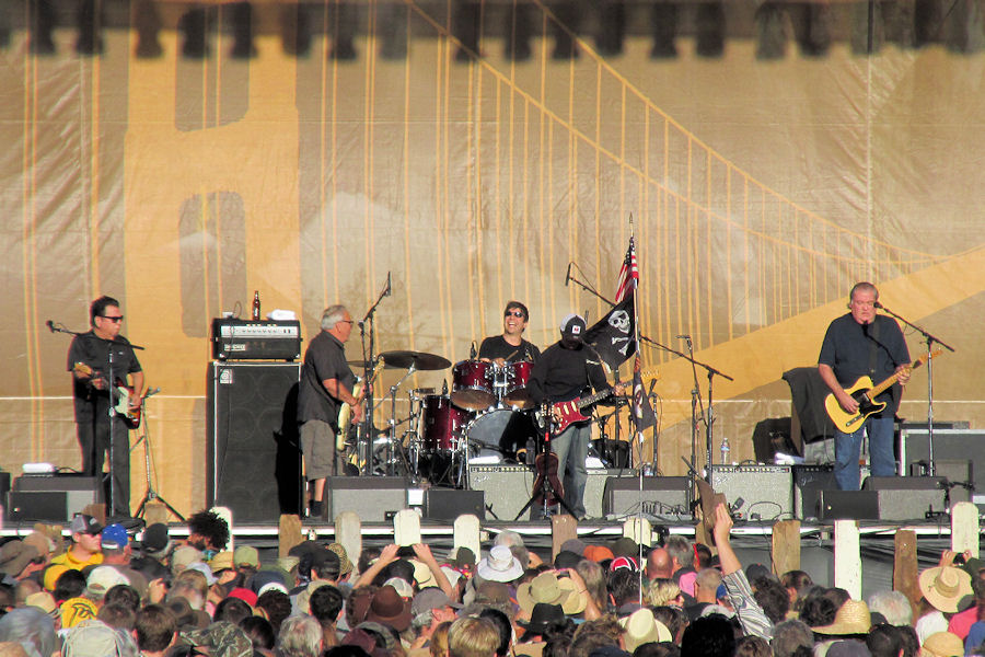 Los Lobos rockin' out at the Towers of Gold Stage