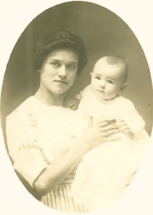 Bertha Latterell (n&eacute;e Kampa) and her daughter Lorraine.