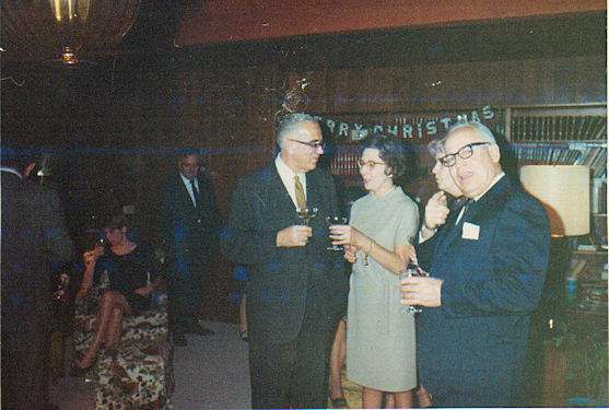 Dick Qvale talking with Bea, Jane Newsome and Don Streeter