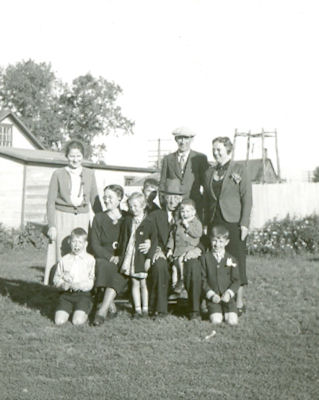 Uncle Ed & Aunt Sophia with Marie Mullally & Francie Dingmann their daughters.  The children would probably be grandchildren of Sophia & Ed.