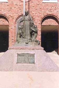 Das Denkmal des Paters Francis Xavier Pierz.