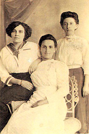 Frances Kampa, Mary Kampa (n&eacute;e Balder), and Gertrude Jurek (n&eacute;e Kampa).