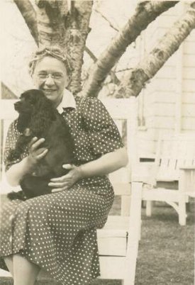 Ruby Edna Stickney (n&eacute;e Rhoades) with Jinx the cocker spaniel, 1943