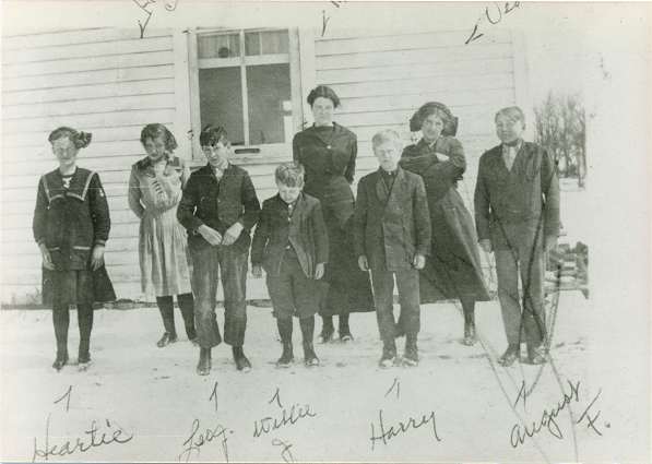 Heartie, Harry and Viola Hunt with their classmates and teacher, approximately 1910.