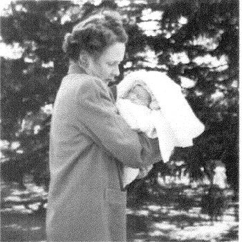 Isabel Kampa (n&eacute;e Morris) [Edmund P. Kampa's wife] holding Frances Kampa.