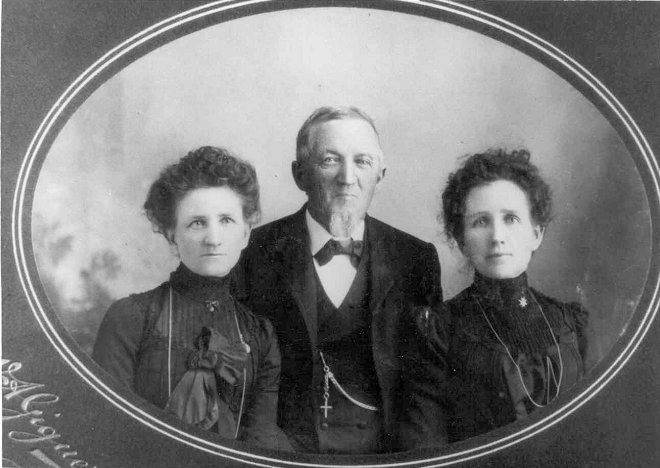 Johann Stimmler with daughters Kate and Mary, 1903.