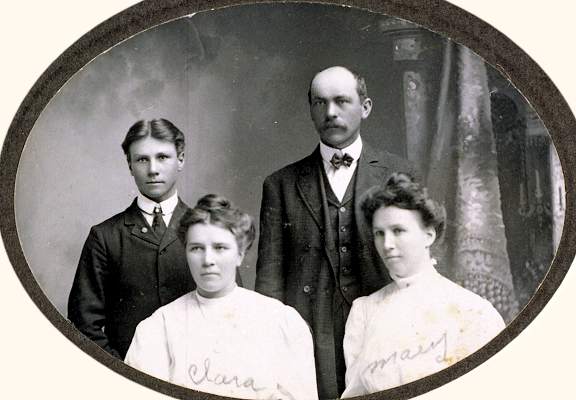 John Kampa, Clara Herbst (n&eacute;e&nbsp;Kampa), Paul and Mary Popileck (n&eacute;e&nbsp;Kampa).