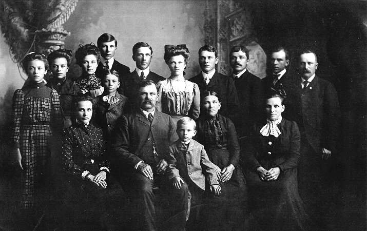 Joseph and Theresa Kampa and their Family, 1900.