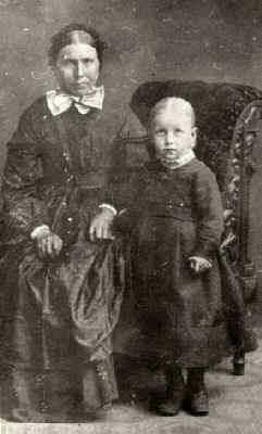 Mother Maren Sophie Anderson (n&eacute;e Larsdatter) and daughter Ane Sophie Anderson.